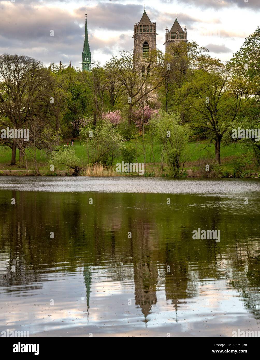 Newark, NJ - USA - 17 aprile 2023 Vista verticale della Cattedrale del Sacro cuore in stile gotico francese, vista dal Branch Brook Par Foto Stock