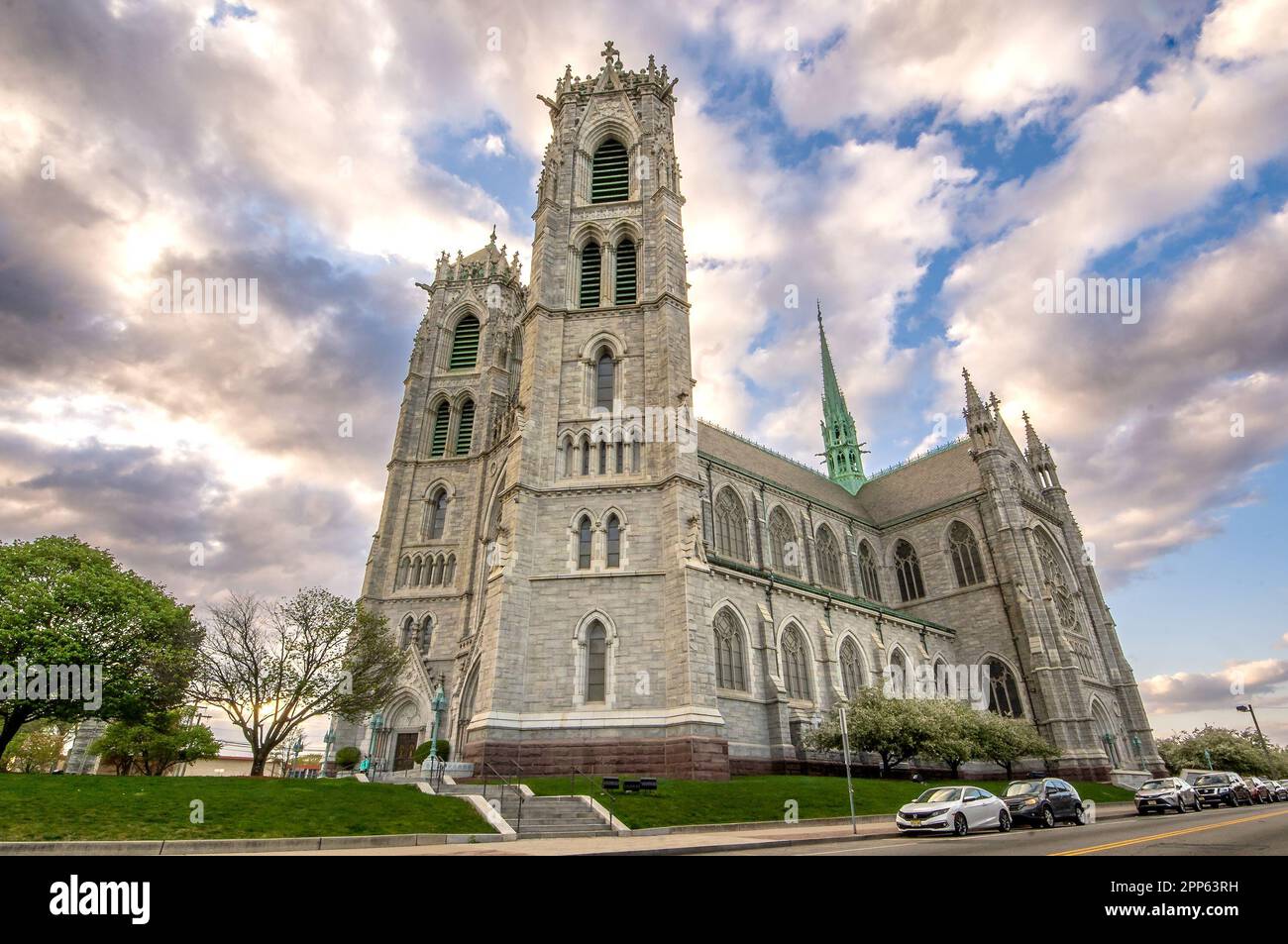 Newark, NJ - USA - 17 aprile 2023 Vista orizzontale della Cattedrale in stile gotico francese della Basilica del Sacro cuore, sede della CA romana Foto Stock