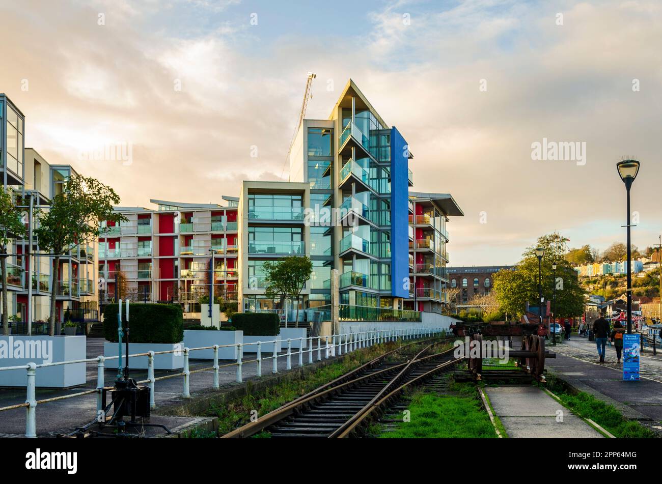 Bristol, Sud Ovest , Inghilterra Novembre 25 2022 - Appartamenti blocchi di Bristol banchina con vecchie linee ferroviarie in primo piano Foto Stock