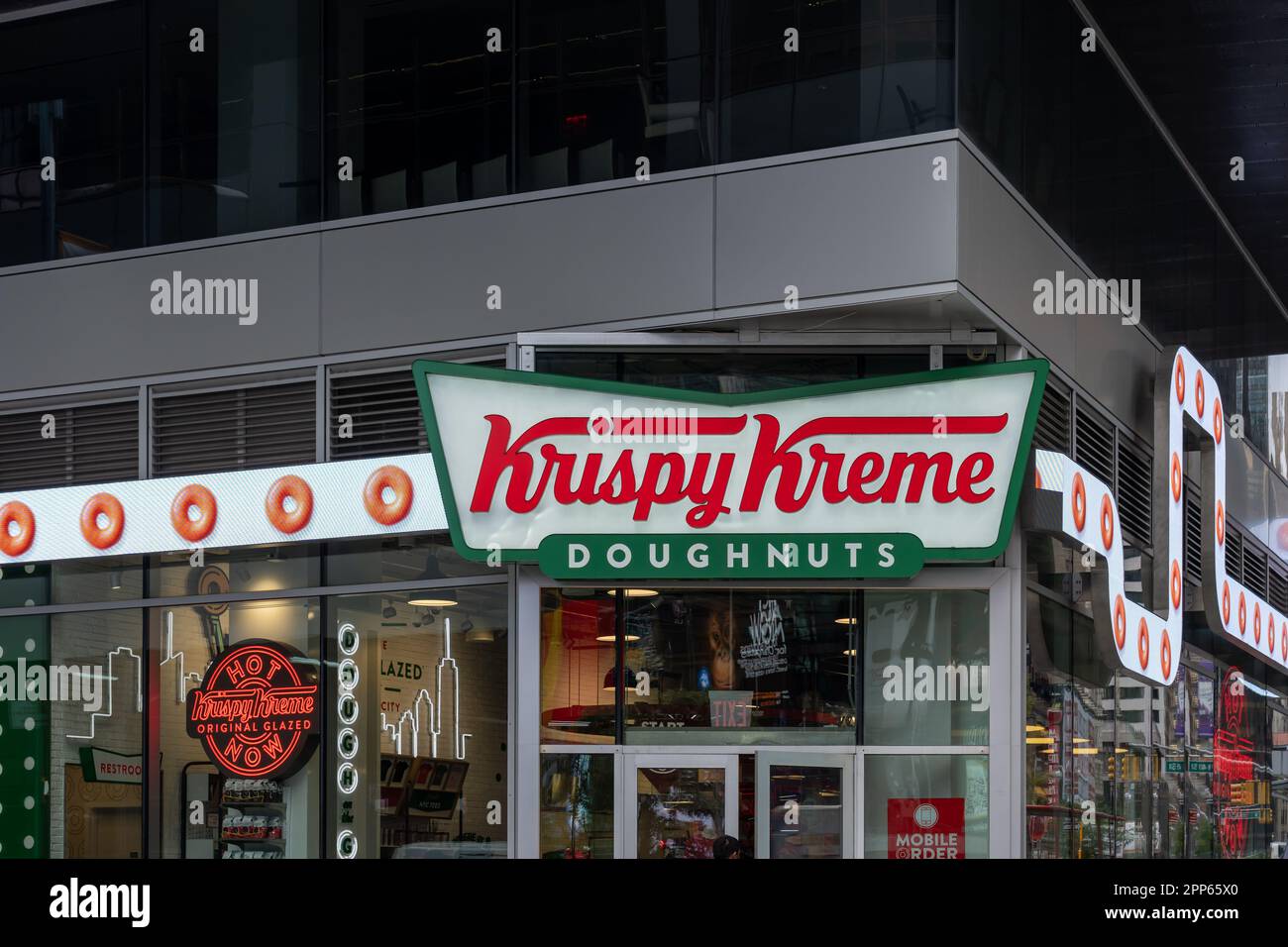 Negozio di ciambelle Krispy Kreme a Times Square a Manhattan, New York, USA, 17 agosto 2022. Foto Stock