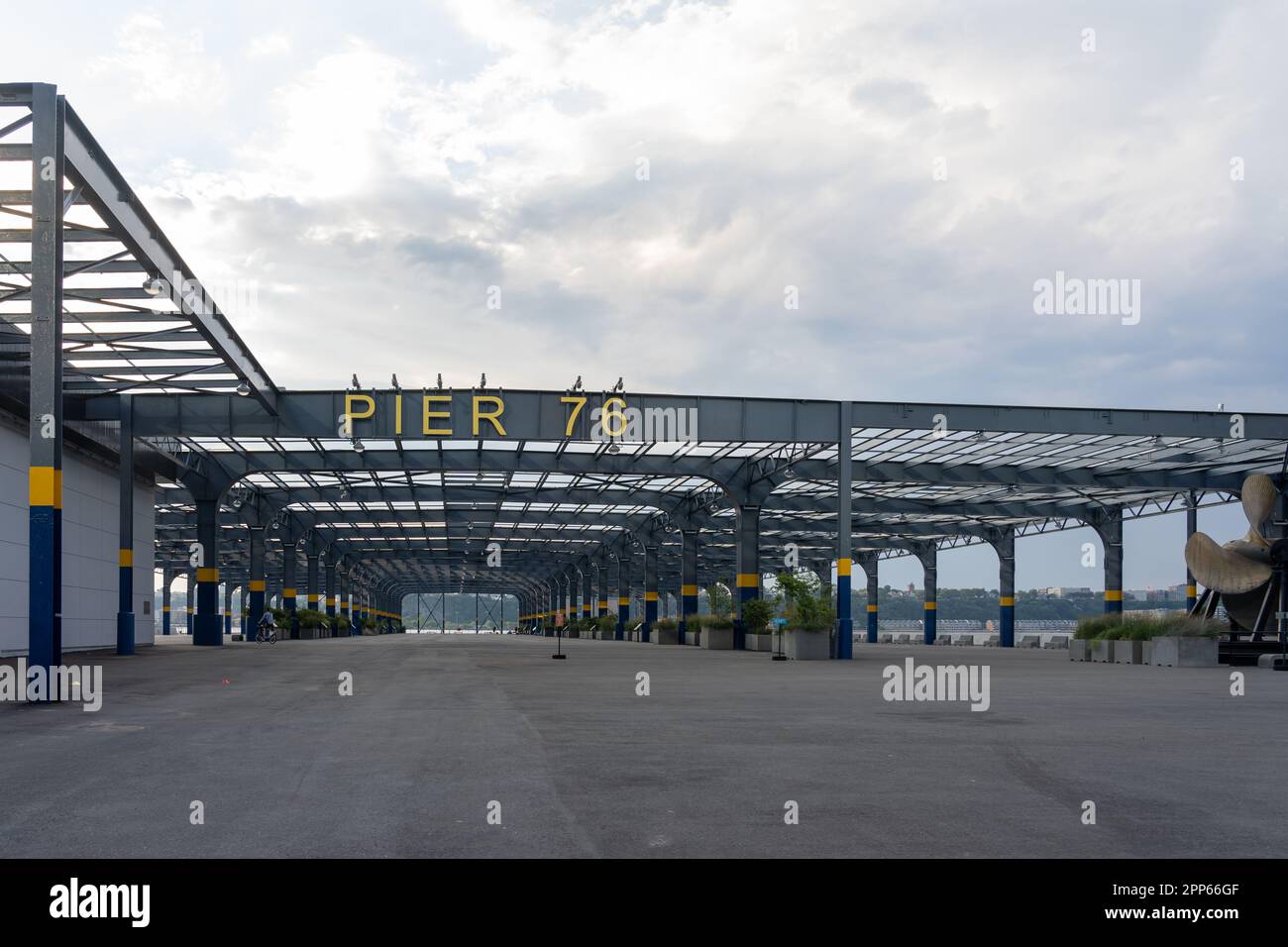 Molo 76 - Hudson River Park sulla 12th Ave West a New York City, New York, USA, 20 agosto 2022. Foto Stock