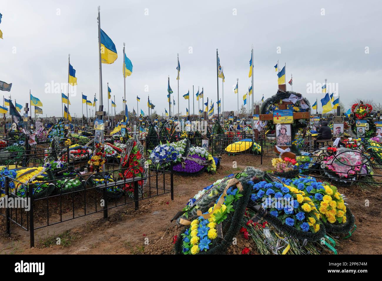 Fiori e bandiere ucraine viste sulle tombe di soldati e ufficiali delle forze armate dell'Ucraina al cimitero occidentale alla vigilia della Provodia (Radonitsa). Provody (Radonitsa) è la seconda settimana dopo Pasqua, che nella tradizione Ucraina è un memoriale per i parenti defunti. La tradizione di Radovnytsia nasce dall'epoca pagana ed è strettamente legata all'antico culto degli antenati. Tra gli antichi slavi, Radonitsa (o "gioia schiavista") fu probabilmente il nome dato a un intero ciclo di vacanze primaverili, il tempo della commemorazione dei morti. Secondo un'antica credenza popolare, th Foto Stock