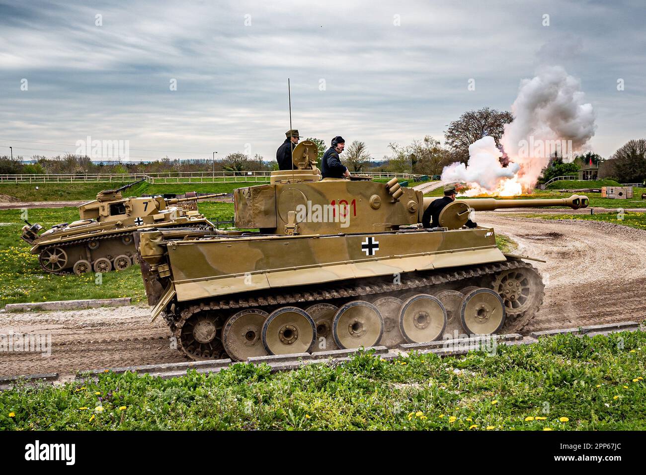 L'unico carro armato Tiger 1 funzionante al mondo, Tiger 131, guida intorno al percorso del carro armato presso il Museo del carro armato di Bovington, Dorset, mentre l'attrazione ospita il 'Tiger Day' per celebrare il 80th° anniversario della cattura del carro armato Tiger nel 1943 nel deserto tunisino. Data immagine: Sabato 22 aprile 2023. Foto Stock