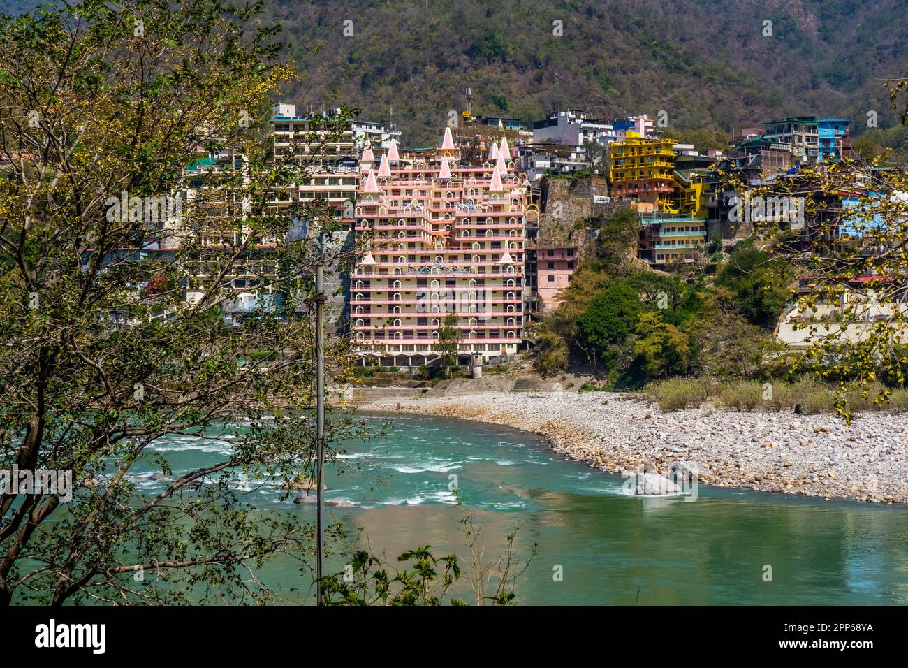 Rishikesh, Uttarakhand, India - 28.03.2023: Bel fiume Ganga a Rishikesh circondato da ashrames e templi costruzione. Puro naturale pulito fiume w Foto Stock