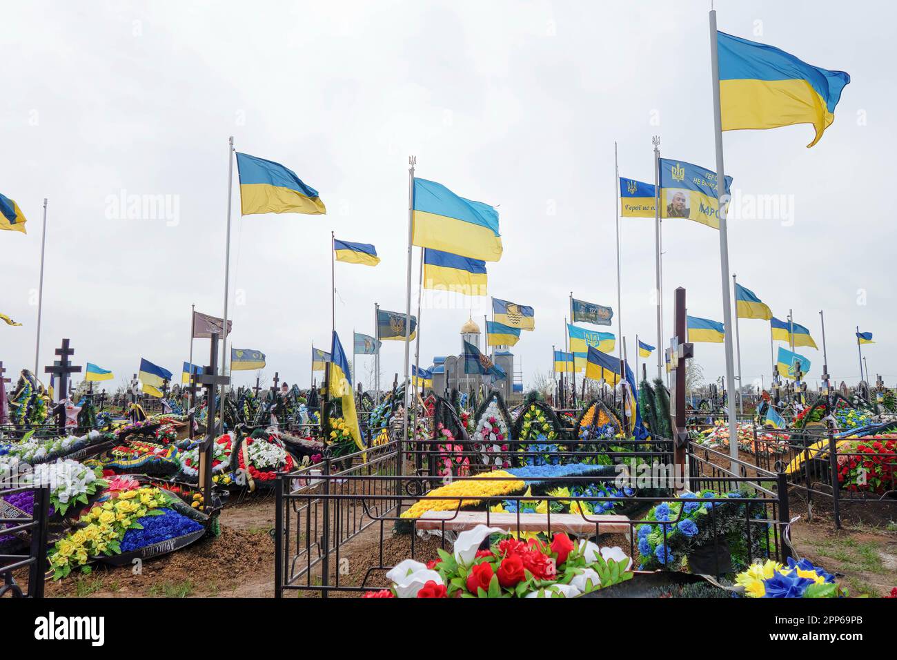 17 aprile 2023, Odessa, Ucraina: Fiori e bandiere ucraine viste sulle tombe di soldati e ufficiali delle forze armate ucraine al cimitero occidentale alla vigilia della Provodia (Radonitsa). Provody (Radonitsa) è la seconda settimana dopo Pasqua, che nella tradizione Ucraina è un memoriale per i parenti defunti. La tradizione di Radovnytsia nasce dall'epoca pagana ed è strettamente legata all'antico culto degli antenati. Tra gli antichi slavi, Radonitsa (o 'gioia prattante') fu probabilmente il nome dato a un intero ciclo di vacanze primaverili, il tempo della commemorazione dei morti. ACCO Foto Stock