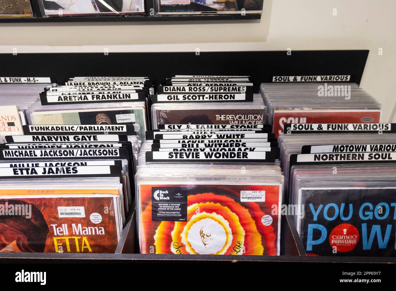 Londra, Regno Unito. 22 aprile 2023. Nuovo vinile in vendita nella Sister Ray Records, un negozio di dischi a Soho, il giorno del negozio di dischi, dove i negozi di dischi indipendenti di tutto il mondo celebrano la musica, comprese le speciali uscite in vinile realizzate esclusivamente per il giorno. Secondo l'Entertainment Retailers Association (era), il vinile ha venduto i CD per la prima volta in 35 anni, e per le cassette, 195.000 sono stati acquistati nel 2022, con un aumento del 5,2% in un anno e il decimo aumento annuale consecutivo, secondo l'industria fonografica britannica (BPI). Credit: Stephen Chung / Alamy Live News Foto Stock