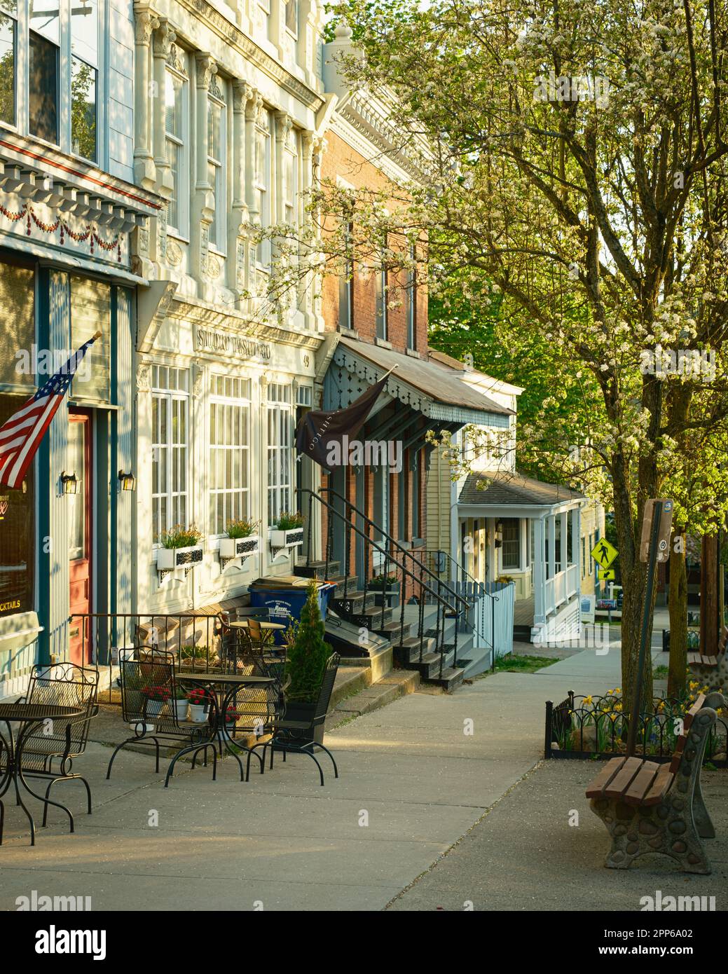 Splendida scena primaverile su Main Street, Cold Spring, New York Foto Stock