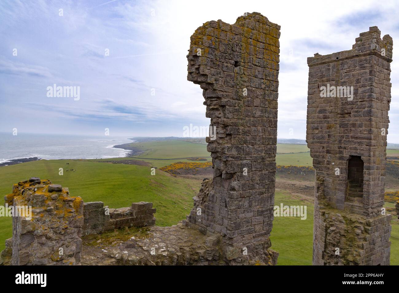 Dunstanburgh Castle; 14th ° secolo castello medievale in rovina sulla costa Northumberland tra Low Newton e Craster; Northumberland UK. Castello britannico Foto Stock