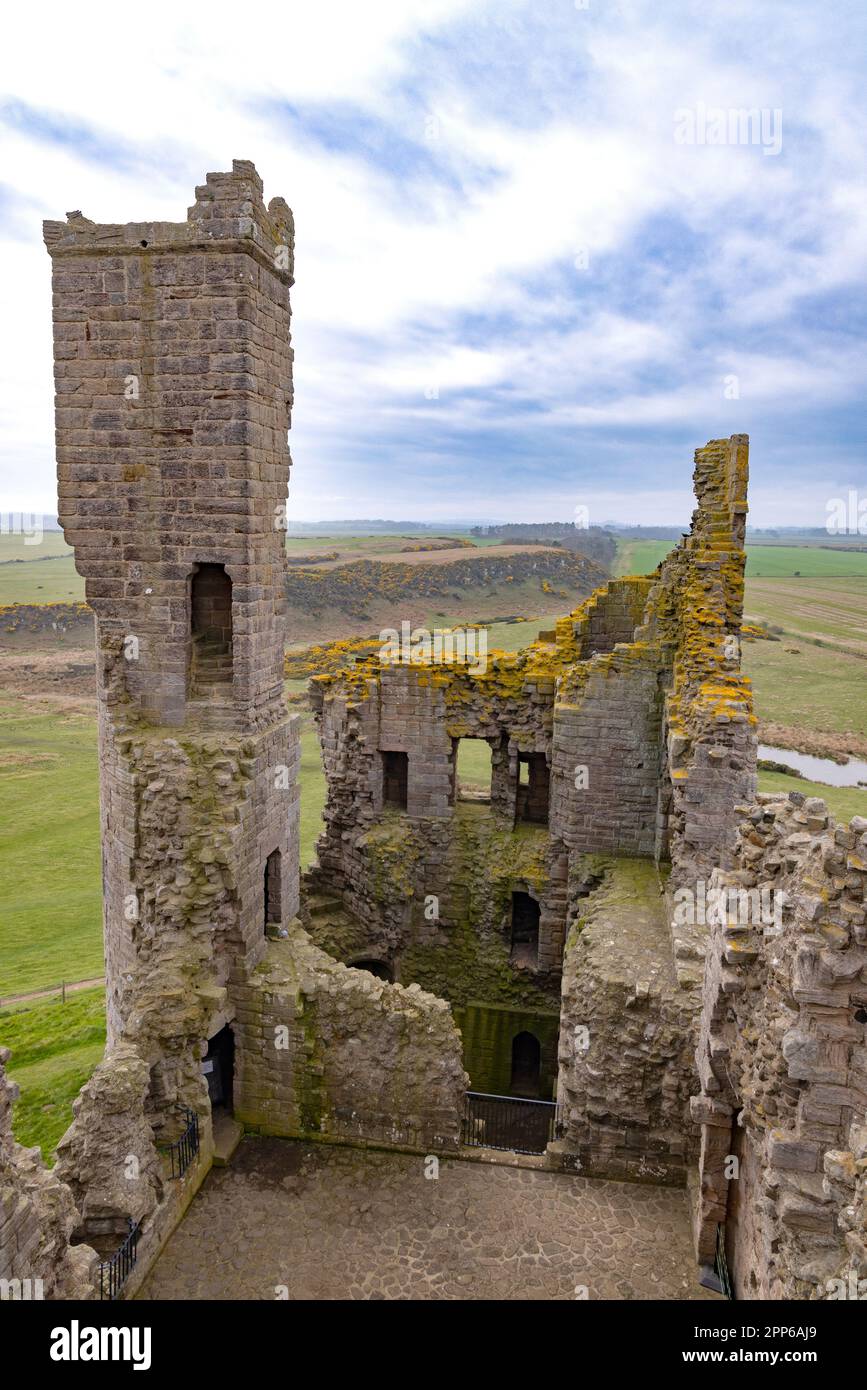 Dunstanburgh Castle; 14th ° secolo castello medievale in rovina sulla costa Northumberland tra Low Newton e Craster; Northumberland UK. Castello inglese Foto Stock