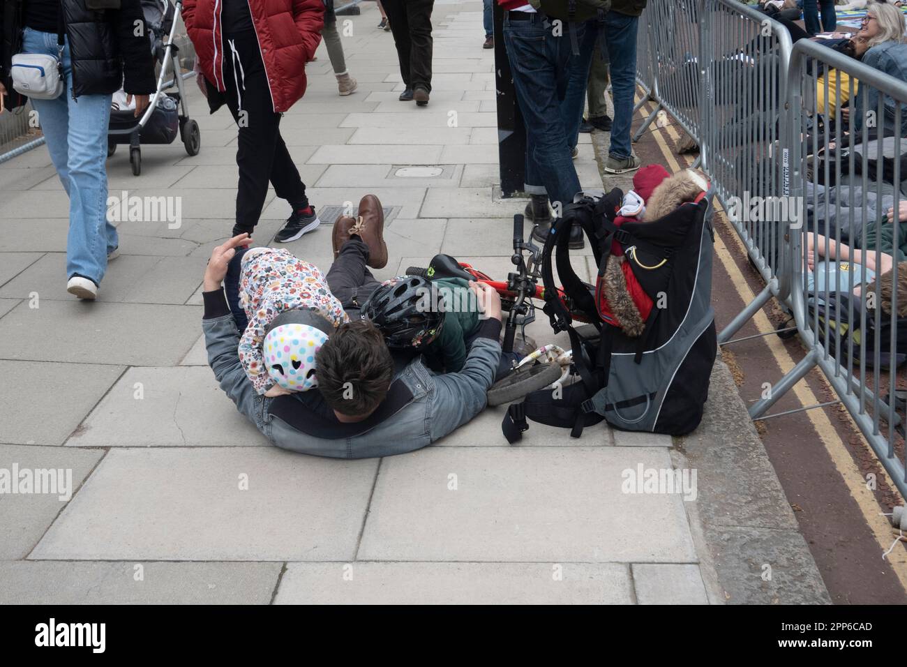 Londra, Regno Unito. 22nd Apr, 2023. I manifestanti si trovano davanti a Downing Street. Laura Gaggero/Alamy Live News Foto Stock