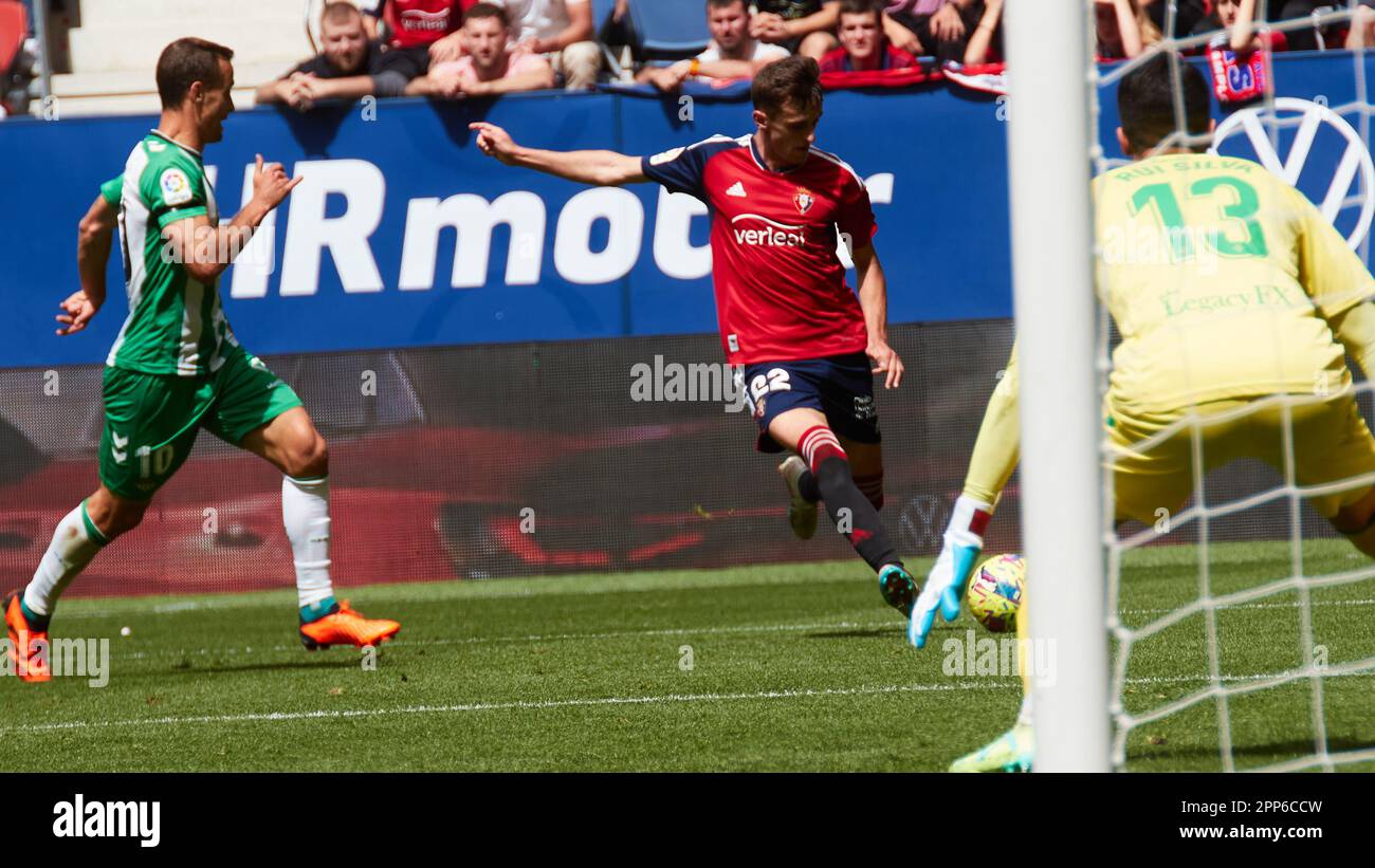 Pamplona, Spagna. 22th aprile 2023. Sport. Calcio/Calcio.Sergio Canales (10. Real Betis), Aimar Oroz (22. CA Osasuna) e Rui Silva (13. Real Betis) durante la partita di calcio della Liga Santander tra CA Osasuna e Real Betis giocata allo stadio El Sadar di Pamplona (Spagna) il 22 aprile 2023. Credit: Inigo Alzugaray/Alamy Live News Foto Stock