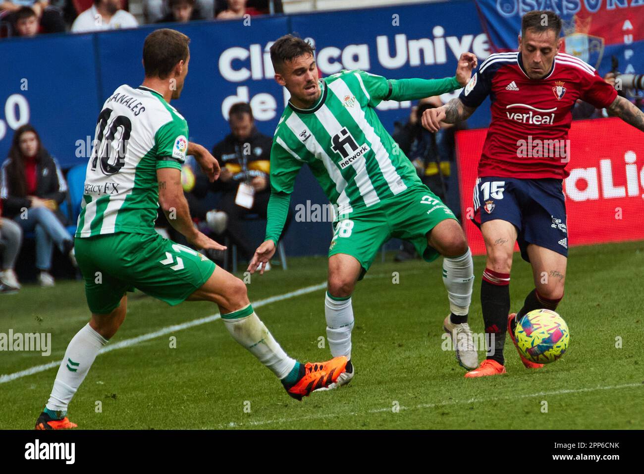 Pamplona, Spagna. 22th aprile 2023. Sport. Calcio/Calcio.Sergio Canales (10. Real Betis), Rodri Sanchez (28. Real Betis) e Ruben Peña (15. CA Osasuna) durante la partita di calcio di la Liga Santander tra CA Osasuna e Real Betis giocata allo stadio El Sadar di Pamplona (Spagna) il 22 aprile 2023. Credit: Inigo Alzugaray/Alamy Live News Foto Stock