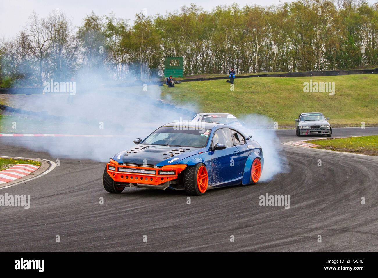 BM E12 modificato con motore Chevrolet al Three Sisters Race Circuit Drift Day di azione motoristica, gomma bruciata e pneumatici stridio a Wigan, Lancashire, Regno Unito Foto Stock