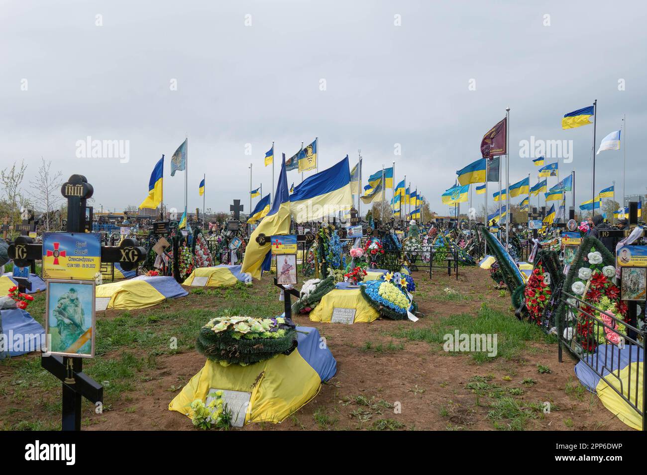 Fiori e bandiere ucraine viste sulle tombe di soldati e ufficiali delle forze armate dell'Ucraina al cimitero occidentale alla vigilia della Provodia (Radonitsa). Provody (Radonitsa) è la seconda settimana dopo Pasqua, che nella tradizione Ucraina è un memoriale per i parenti defunti. La tradizione di Radovnytsia nasce dall'epoca pagana ed è strettamente legata all'antico culto degli antenati. Tra gli antichi slavi, Radonitsa (o "gioia schiavista") fu probabilmente il nome dato a un intero ciclo di vacanze primaverili, il tempo della commemorazione dei morti. Secondo un'antica credenza popolare, th Foto Stock