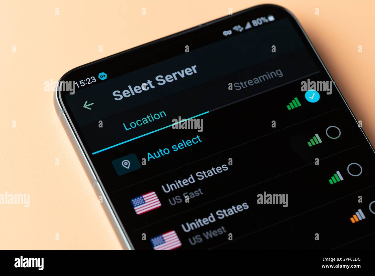 New york, Stati Uniti - 18 aprile 2023: Selezionare la posizione del server nell'app VPN sulla vista ravvicinata dello schermo dello smartphone Foto Stock