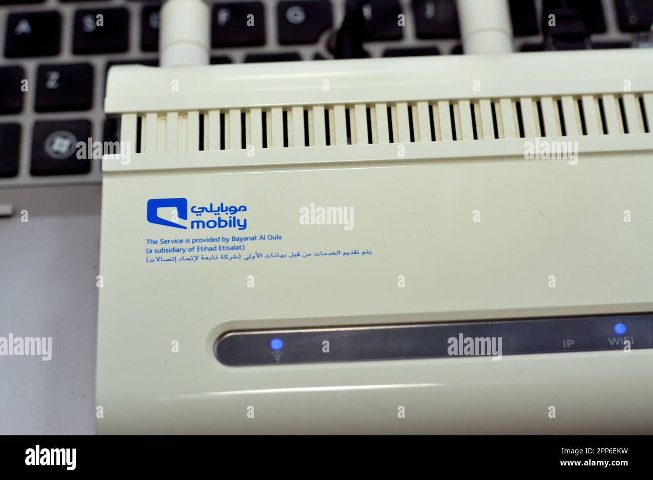 Cairo, Egitto, aprile 8 2023: Un router wireless a banda larga wifi e LAN per Internet ad alta velocità di Mobily Etisalat Arabia Saudita, Internet a banda larga domestica, Foto Stock
