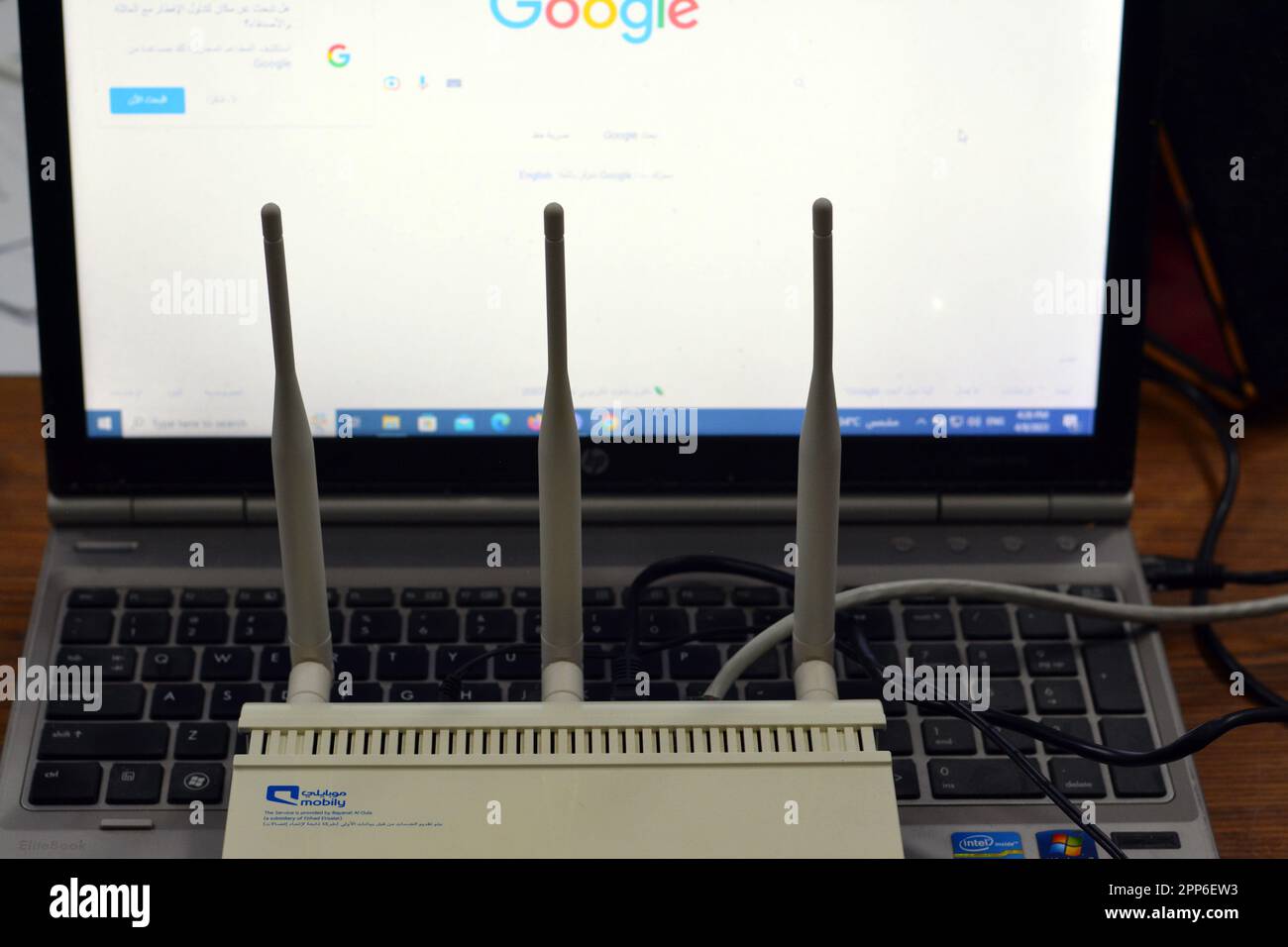 Cairo, Egitto, aprile 8 2023: Un router wireless a banda larga wifi e LAN per Internet ad alta velocità di Mobily Etisalat Arabia Saudita, Internet a banda larga domestica, Foto Stock