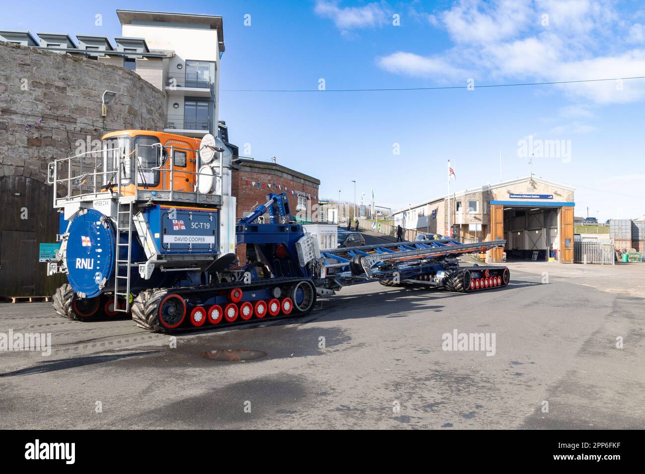 RNLI scialuppa di salvataggio, un veicolo progettato specificamente per lanciare scialuppe di salvataggio, Seahouses, Northumberland UK Foto Stock
