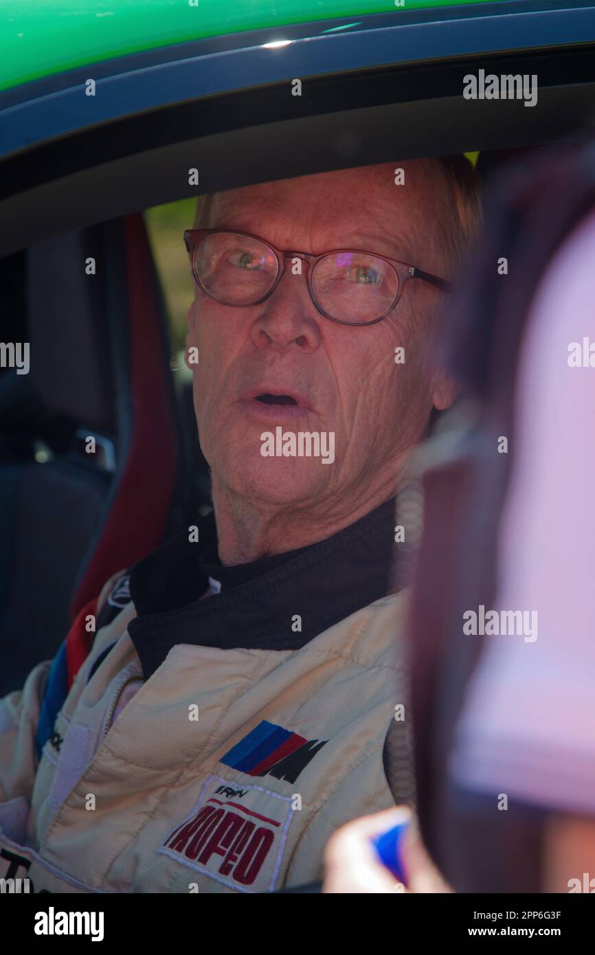 BERZE, FRANCIA, 19 aprile 2023 : l'ex pilota mondiale di rally Ari Vatanen partecipa al Tour Auto, la continuazione di un evento creato nel 1899. Foto Stock