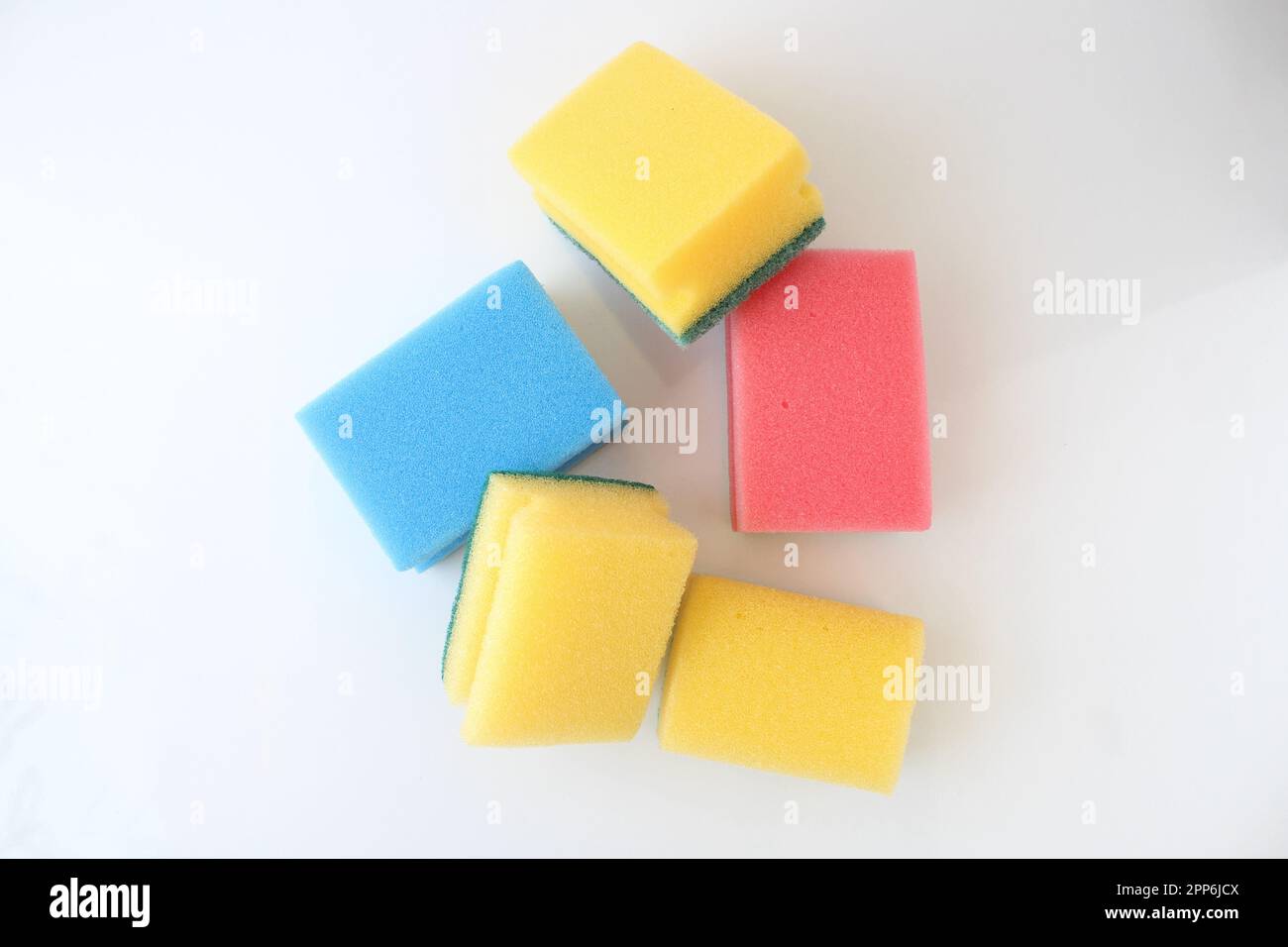 Piatto di spugna isolato su fondo bianco. Foto Stock