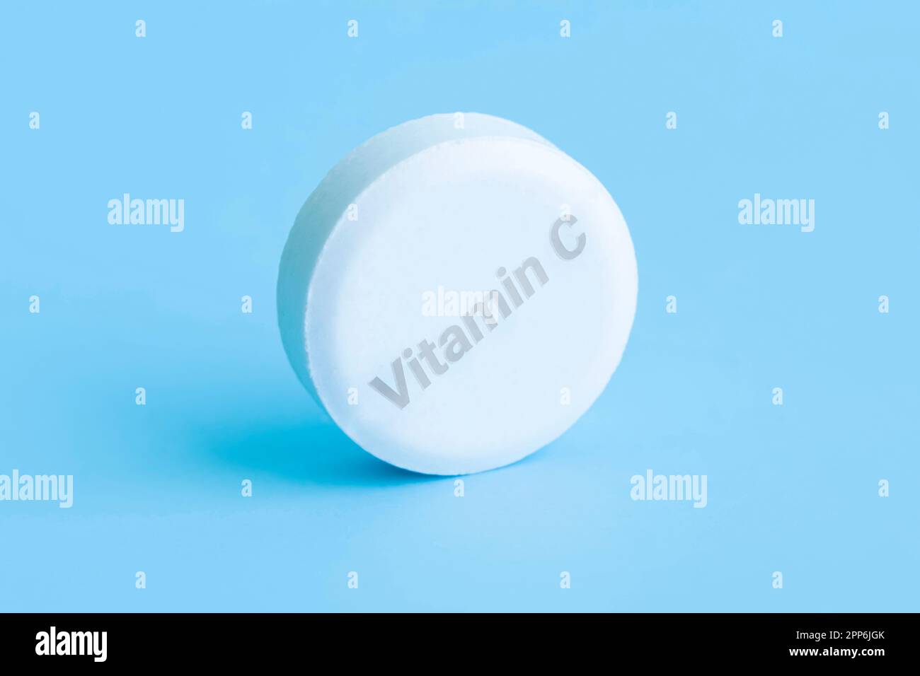 Compresse effervescenti multivitaminiche. Compresse solubili di vitamina C. Vitamina effervescente su sfondo blu. Concetto di medicina. Immunità. Foto Stock