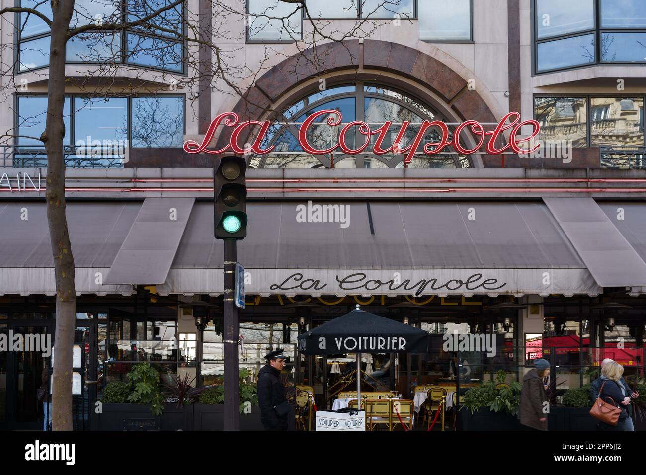 La Coupole, il famoso ristorante francese sul Boulevard du Montparnasse a Parigi, Francia. Marzo 24, 2023. Foto Stock