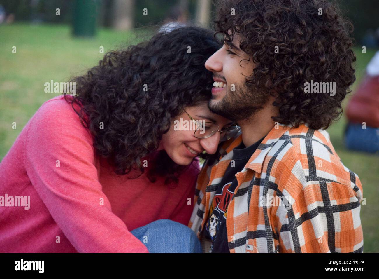 Coppia romantica al parco che abbraccia e sorride Foto Stock