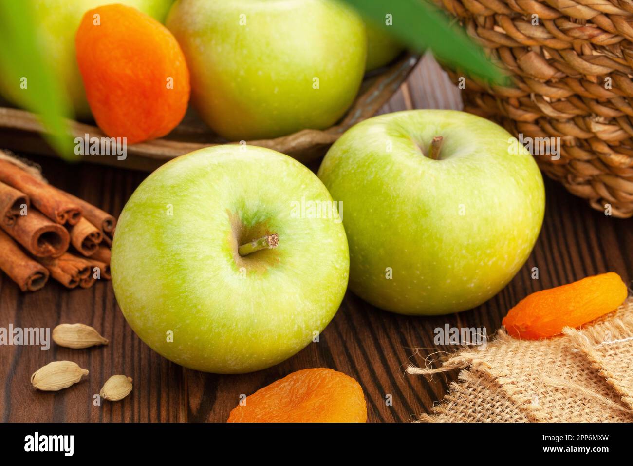 mela granny smith su sfondo di legno Foto Stock