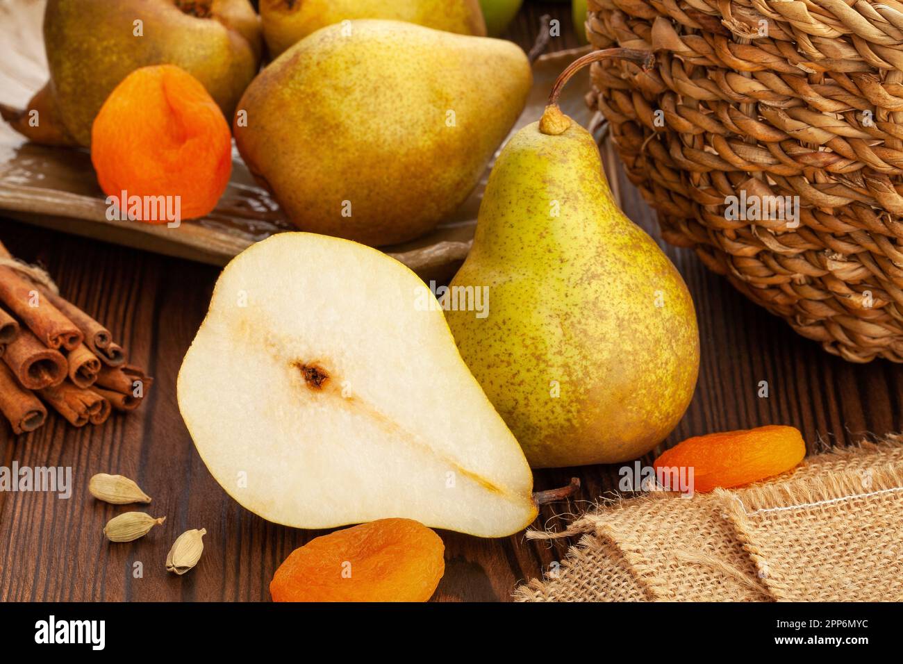 pera gialla tagliata su fondo di legno Foto Stock