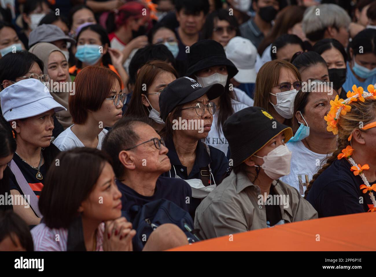 Bangkok, Thailandia. 22nd Apr, 2023. I sostenitori del partito Move Forward visti durante la campagna pre-elettorale. Le prossime elezioni generali in Thailandia che si terranno il 14 maggio 2023. (Foto di Peerapon Boonyakiat/SOPA Images/Sipa USA) Credit: Sipa USA/Alamy Live News Foto Stock