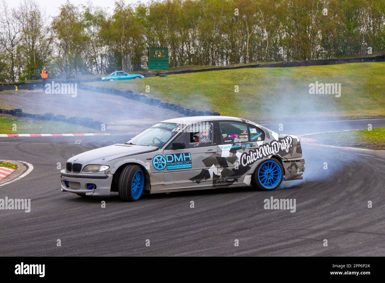 "Controlla la mia deriva". BMW E46 325i che brucia gomma e pneumatici urlando a tre 3 Sisters Race Circuit a Wigan, Lancashire UK Foto Stock