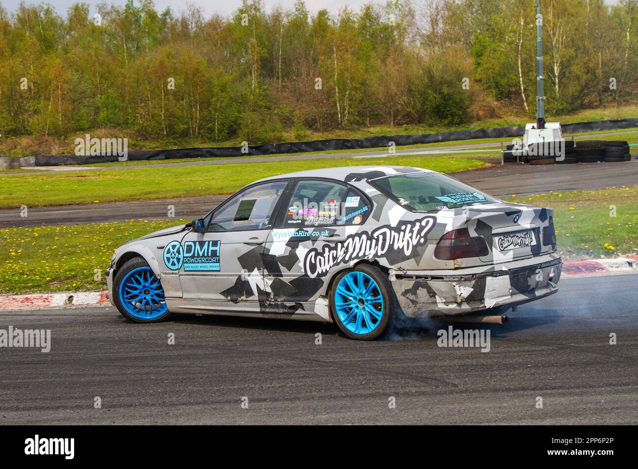 "Controlla la mia deriva". BMW E46 325i che brucia gomma e pneumatici urlando a tre 3 Sisters Race Circuit a Wigan, Lancashire UK Foto Stock