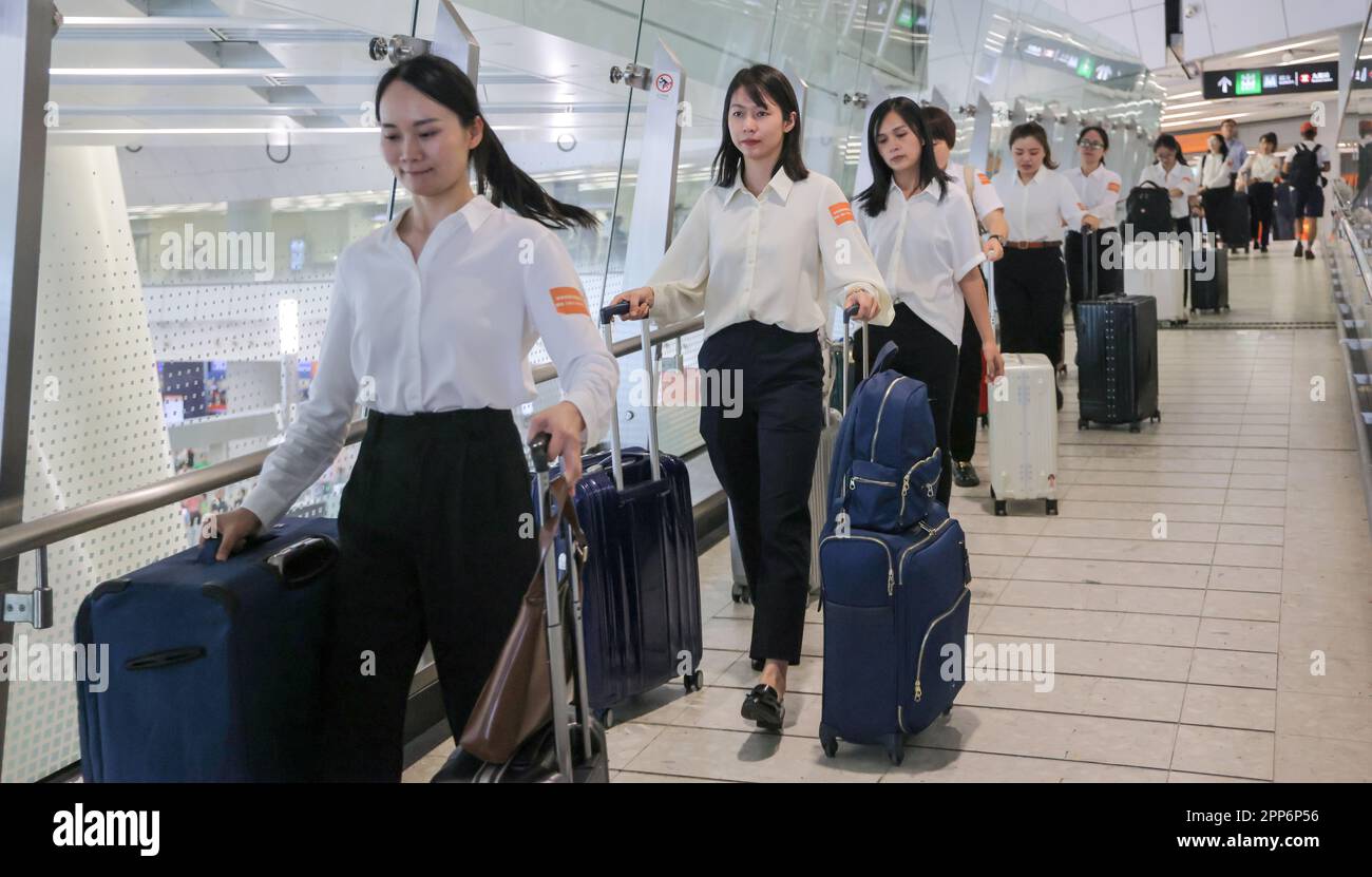 I partecipanti ai programmi in visita per i talenti sanitari della Greater Bay Area arrivano alla stazione di West Kowloon a Hong Kong. 17APR23 SCMP / Jelly TSE Foto Stock