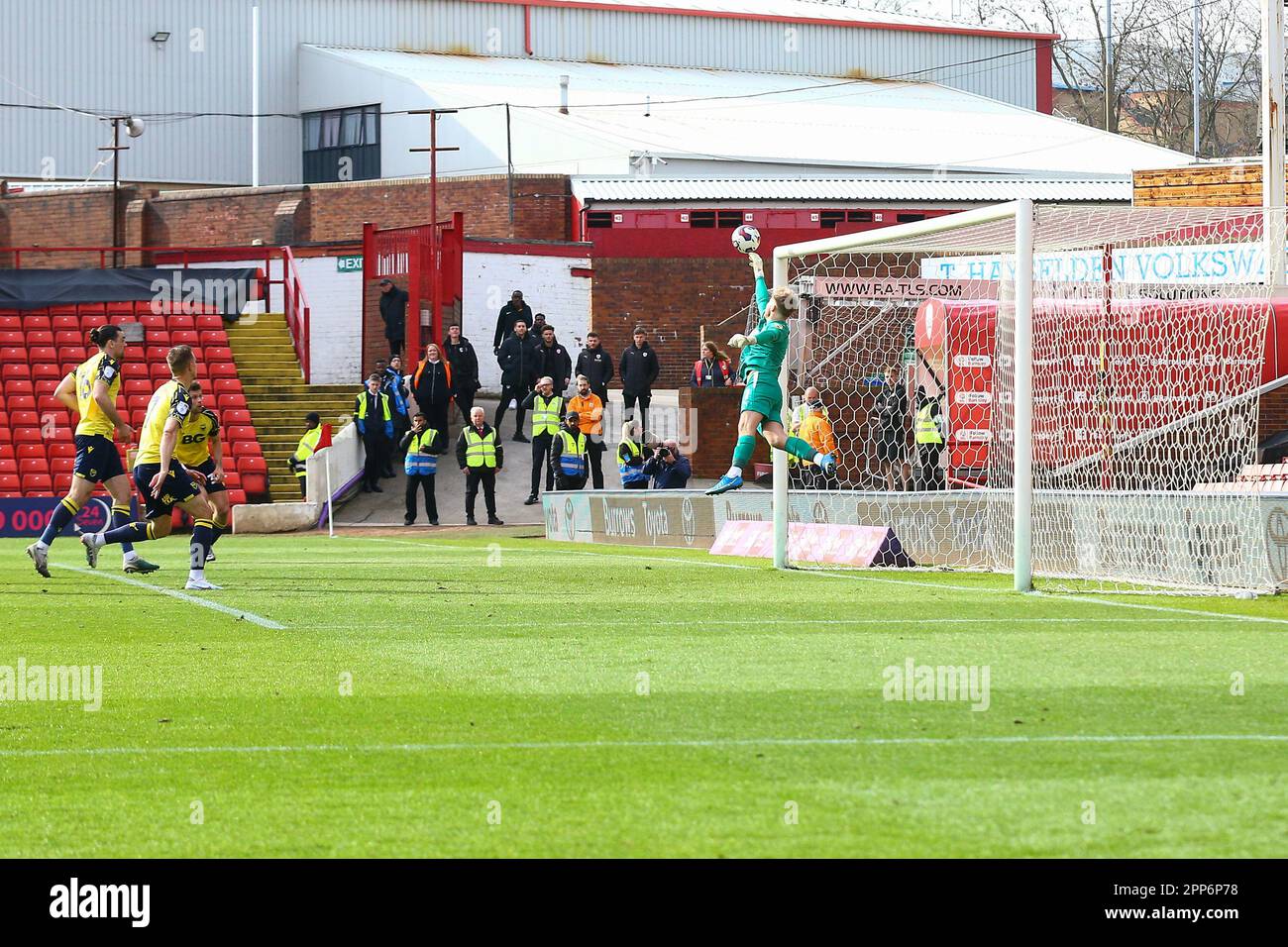 Oakwell Stadium, Barnsley, Inghilterra - 22nd aprile 2023 Harvey Isted Goalkeeper di Barnsley fa un incredibile risparmio per negare Oxford in ritardo nel gioco - durante il gioco Barnsley contro Oxford United, Sky Bet League One, 2022/23, Oakwell Stadium, Barnsley, Inghilterra - 22nd aprile 2023 Credit: Arthur Haigh/WhiteRosePhotos/Alamy Live News Foto Stock