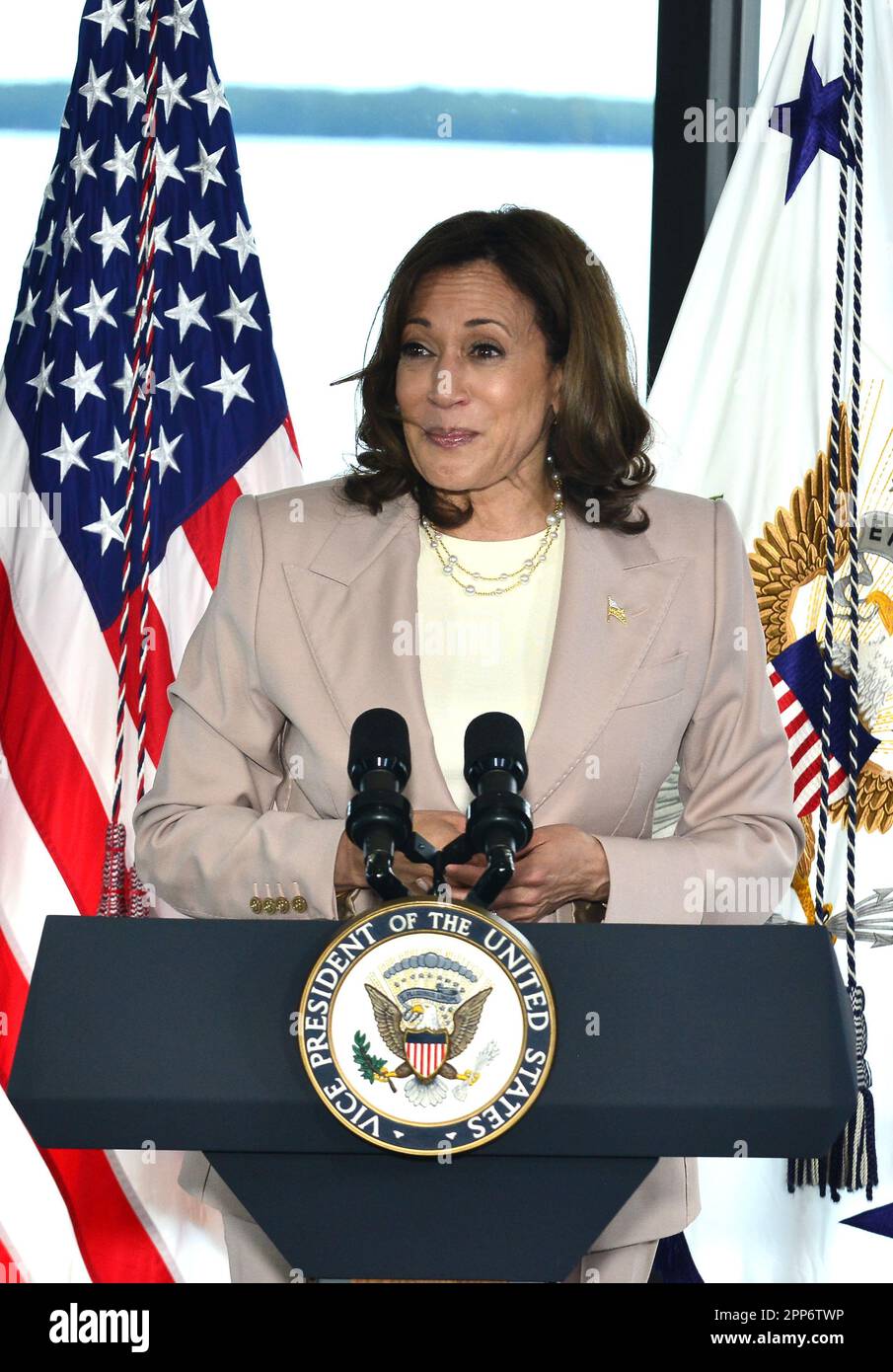 Key Biscayne, Florida, Stati Uniti. 21st Apr, 2023. Il vicepresidente AMERICANO Kamala Harris esprime osservazioni sugli sforzi dell'amministrazione per combattere la crisi climatica e costruire la resilienza della comunità contro le condizioni climatiche estreme annunciando $562 milioni di dollari per proteggere le comunità contro gli impatti sul cambiamento climatico alla Rosentiel School of Marine, Atmospheric, dell'Università di Miami E Earth Science Center il 21 aprile 2023 a Key Biscayne, Florida. Credit: Mpi10/Media Punch/Alamy Live News Foto Stock