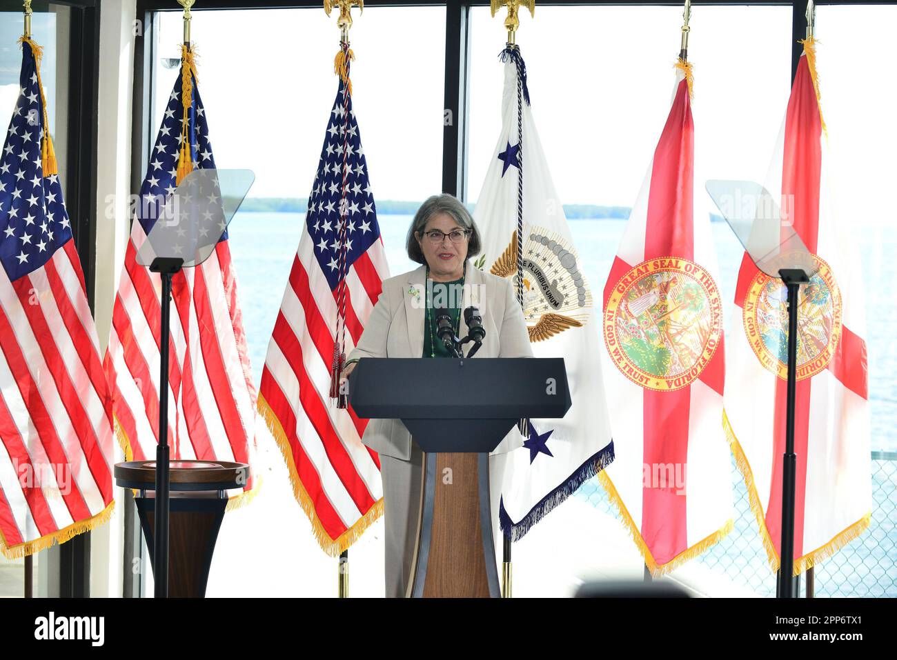 Key Biscayne, Florida, Stati Uniti. 21st Apr, 2023. Daniella Levine Cava, sindaco di Miami-Dade County, esprime osservazioni presso la Rosentiel School of Marine, Atmospheric, dell'Università di Miami, E il Earth Science Center durante il Vice Presidente degli Stati Uniti Kamala Harris, che ha espresso le proprie osservazioni sugli sforzi dell'amministrazione per combattere la crisi climatica e costruire la capacità di recupero della comunità contro le condizioni climatiche estreme annunciando $562 milioni di dollari per aiutare a proteggere le comunità contro gli impatti sul cambiamento climatico il 21 aprile 2023 a Key Biscayne, Florida. Credit: Mpi10/Media Punch/Alamy Live News Foto Stock