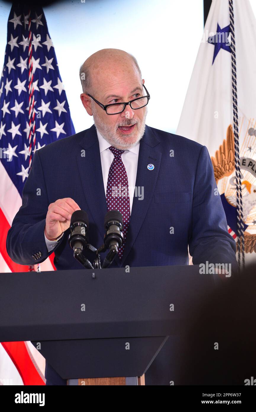 Key Biscayne, Florida, Stati Uniti. 21st Apr, 2023. Rick Spinrad, capo della National Oceanic and Atmospheric Administration (NOAA), esprime osservazioni alla Rosettiel School of Marine, Atmospheric, dell'Università di Miami, E il Earth Science Center durante il Vice Presidente degli Stati Uniti Kamala Harris, che ha espresso le proprie osservazioni sugli sforzi dell'amministrazione per combattere la crisi climatica e costruire la capacità di recupero della comunità contro le condizioni climatiche estreme annunciando $562 milioni di dollari per aiutare a proteggere le comunità contro gli impatti sul cambiamento climatico il 21 aprile 2023 a Key Biscayne, Florida. Credit: Mpi10/Media Punch/Alamy Live News Foto Stock