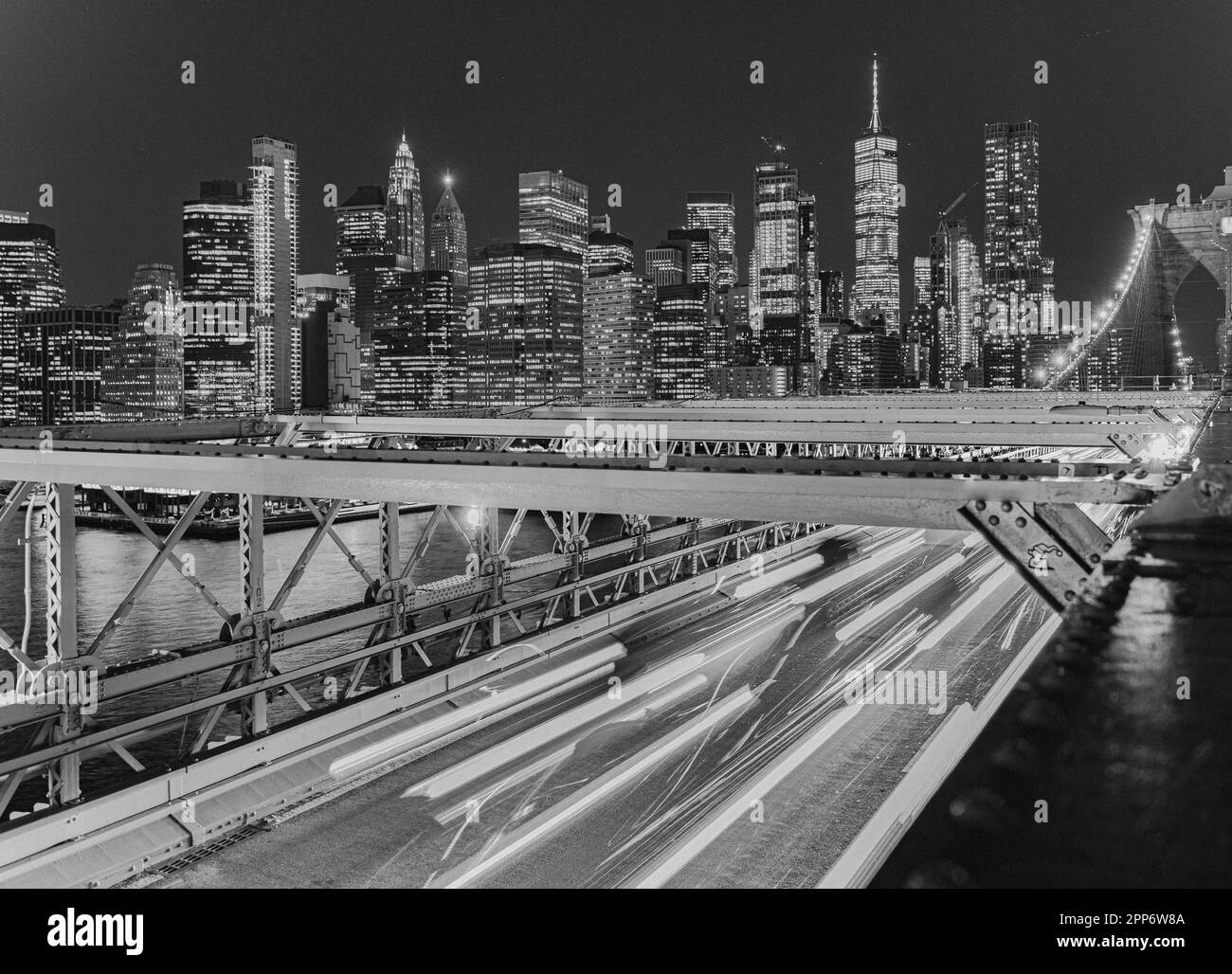 Ponte di Brooklyn con auto e skyline sullo sfondo Foto Stock