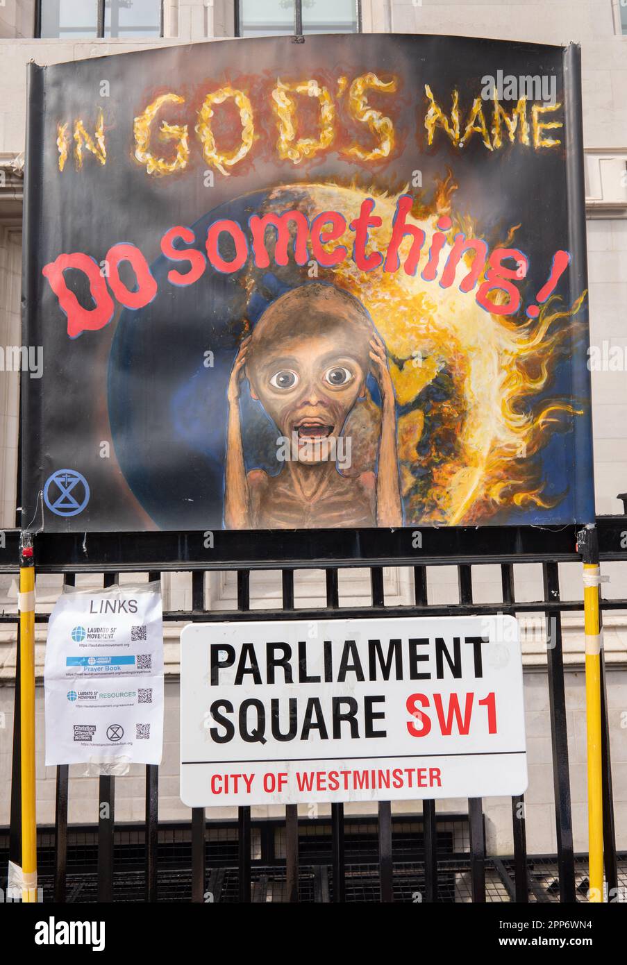 Londra, Regno Unito . 22nd Apr, 2023. La ribellione di estinzione, la Grande, giorno 2, (sabato). Ha coinvolto la "Grande marcia per la biodiversità", che si è conclusa con una "specie". Membri della 'Brigata rossa del Rebel 'e 'spiriti verdi' hanno partecipato, Londra Regno Unito immagine garyroberts/worldwidefeatures.com Credit: GaryRobertsphotography/Alamy Live News Credit: GaryRobertsphotography/Alamy Live News Foto Stock