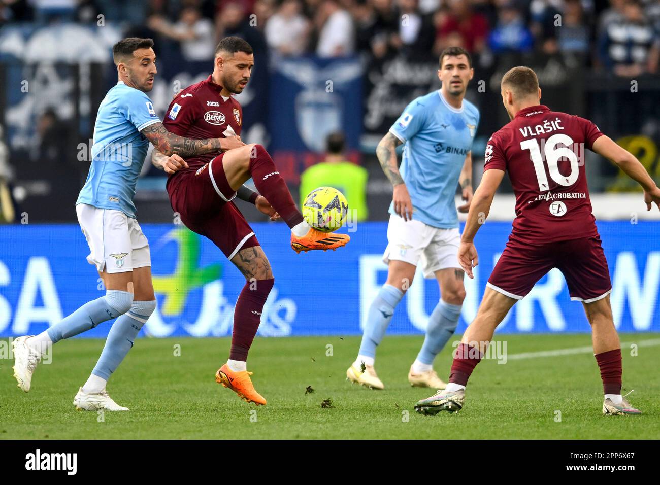 Roma, Italia. 22nd Apr, 2023. Matias Vecchio della SS Lazio e Antonio Sanabria del Torino FC si sfidano per la palla durante la Serie A, Partita di calcio tra SS Lazio e Torino FC allo stadio Olimpico di Roma (Italia), 22th aprile 2023. Credit: Insidefoto di andrea staccioli/Alamy Live News Foto Stock