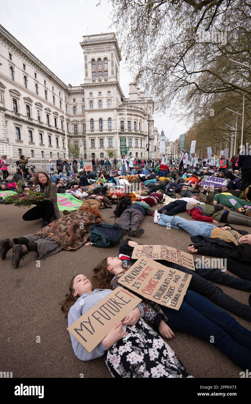 Londra, Regno Unito . 22nd Apr, 2023. Il 'die in' a Extinction Rebellion, Horse Guards Rd, The Big One, giorno 2, (sabato). Ha coinvolto la "Grande marcia per la biodiversità", che si è conclusa con una "specie". Membri della 'Brigata rossa del ribel 'e 'spiriti verdi' hanno partecipato, 22 aprile 2023.Londra Regno Unito immagine garyroberts/worldwidefeatures.com Credit: GaryRobertsphotography/Alamy Live News Credit: GaryRobertsphotography/Alamy Live News Foto Stock