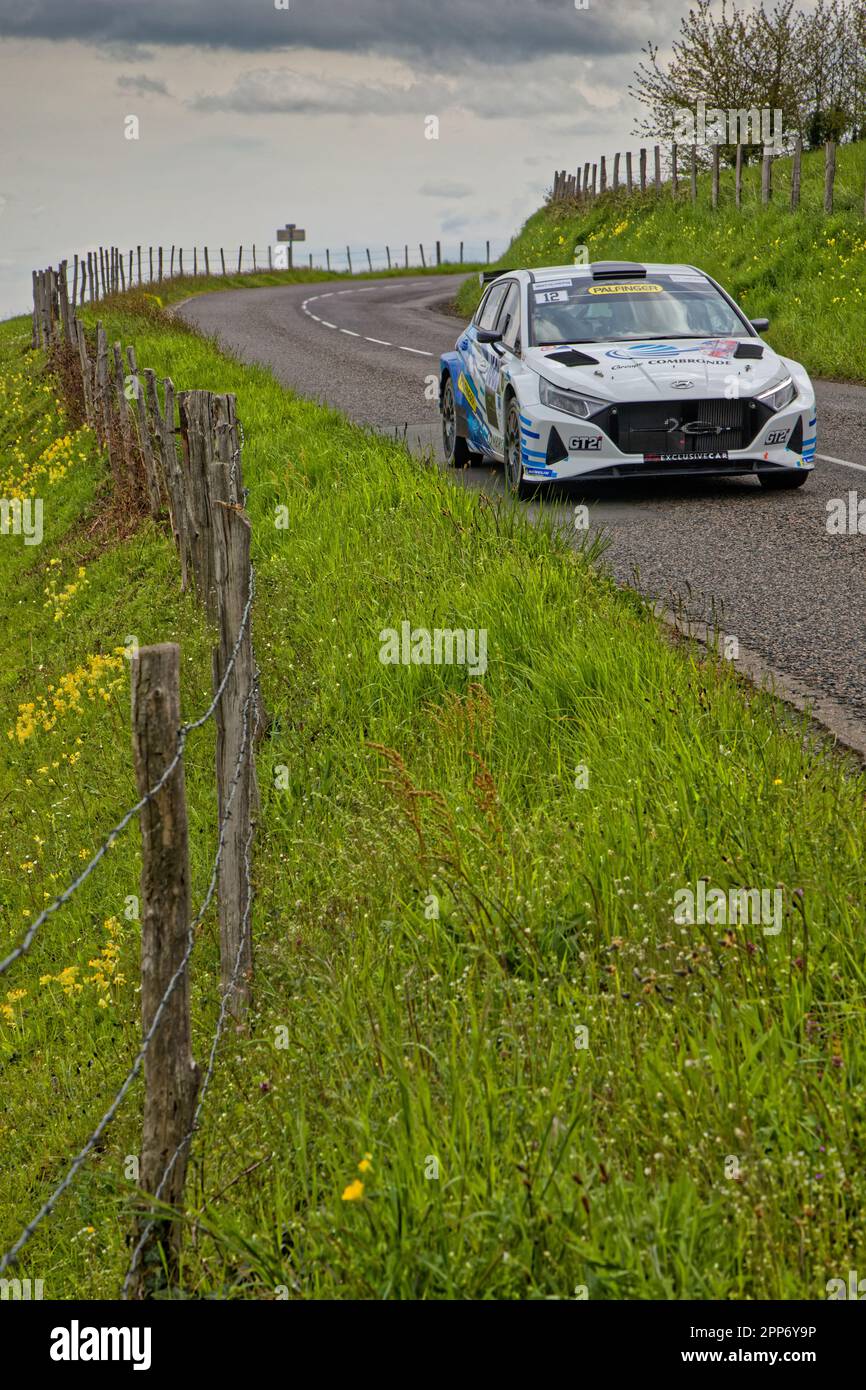 SAINT-ROMAIN, FRANCIA, 21 aprile 2023 : il rally Rhone-Charbonnieres corre sulle strade intorno a Lione per il campionato francese. È una delle più antiche ra Foto Stock