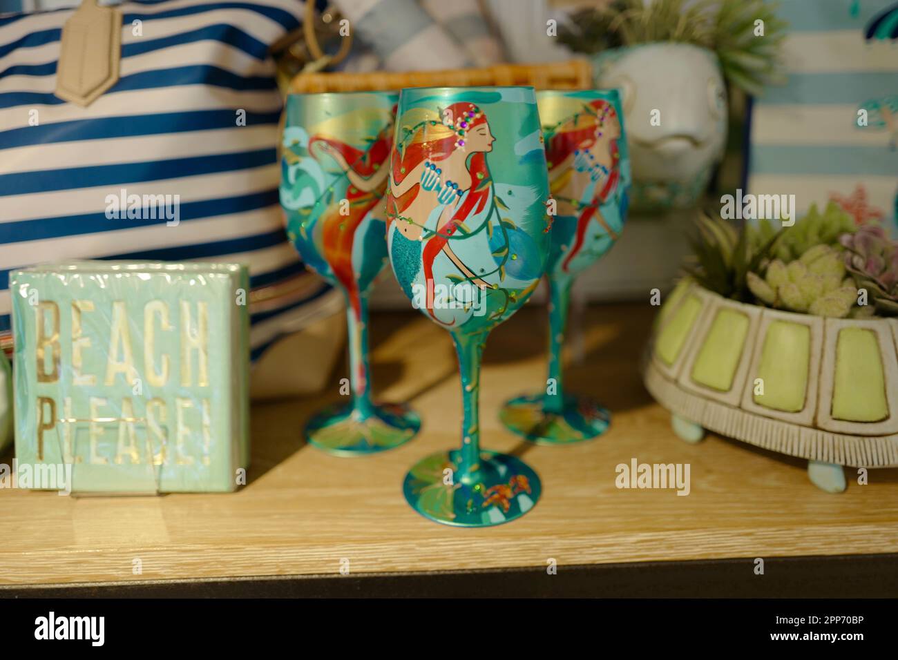 Bicchieri da vino decorati con motivi mermaid Foto Stock