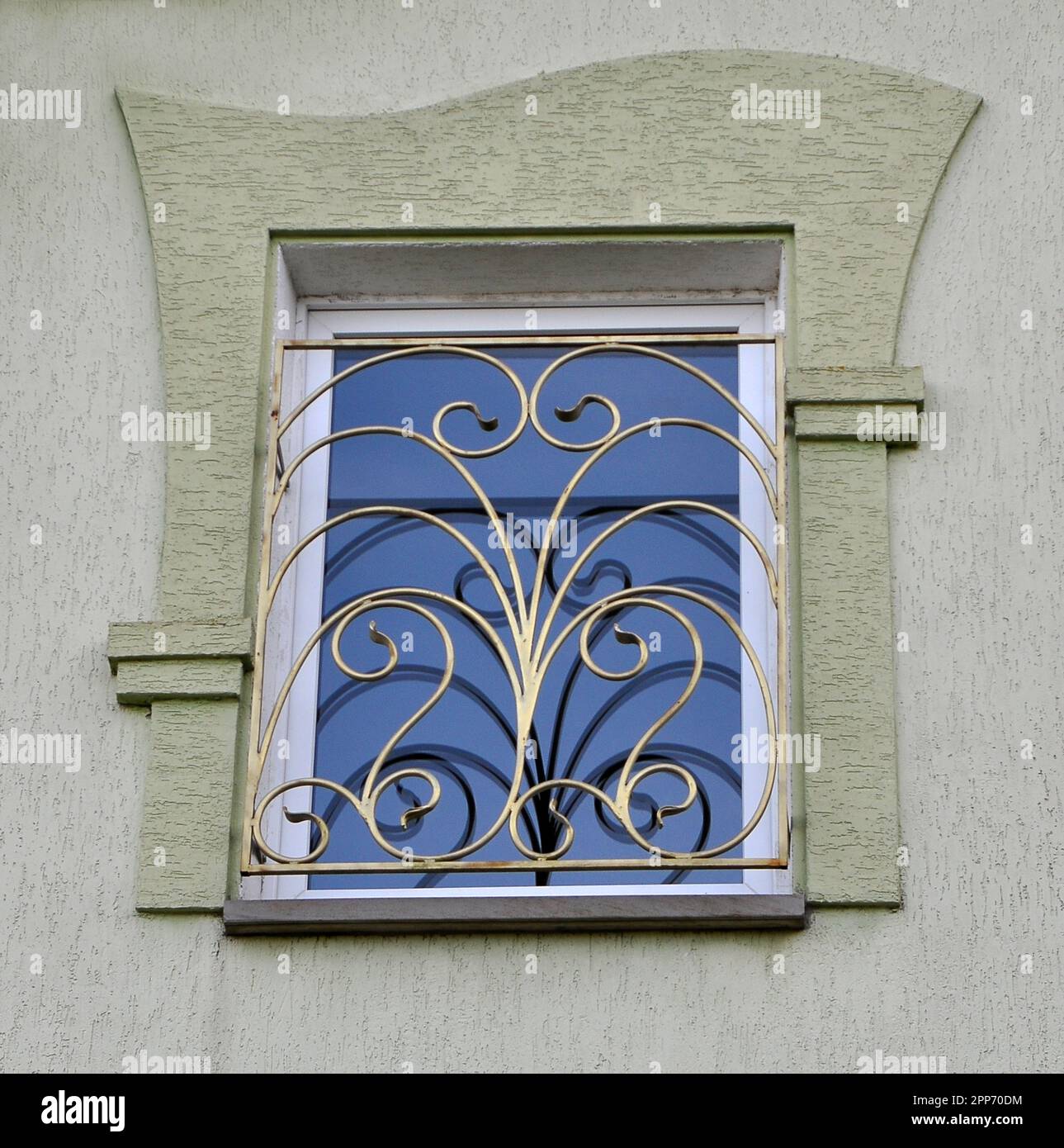 Vista e progettazione di una finestra in metallo-plastica dall'esterno Foto Stock