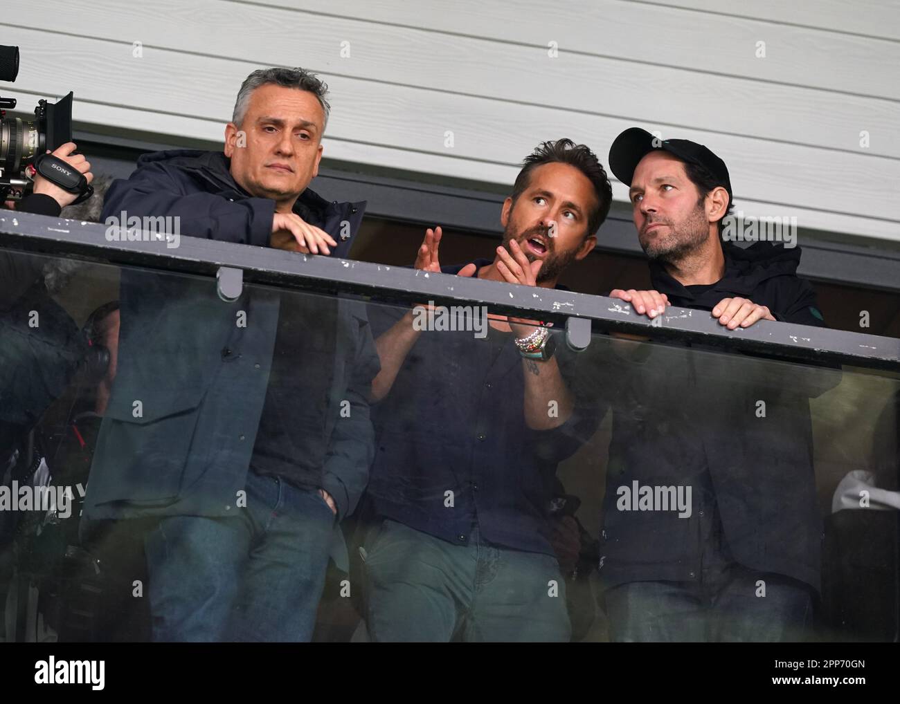 Ryan Reynolds (centro) e Paul Rudd (destra), co-proprietario di Wrexham, negli stand durante la partita della Vanarama National League presso l'ippodromo di Wrexham. Data immagine: Sabato 22 aprile 2023. Foto Stock