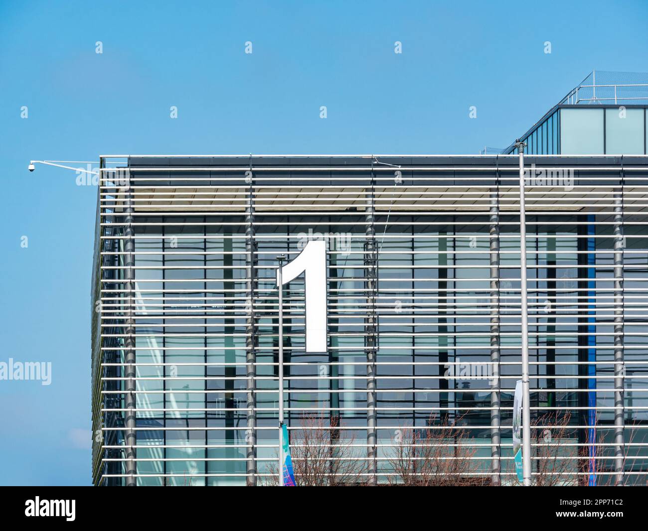 Moderno edificio di uffici con il grande numero 1, Granton, Edinburgo, Scozia, Regno Unito Foto Stock