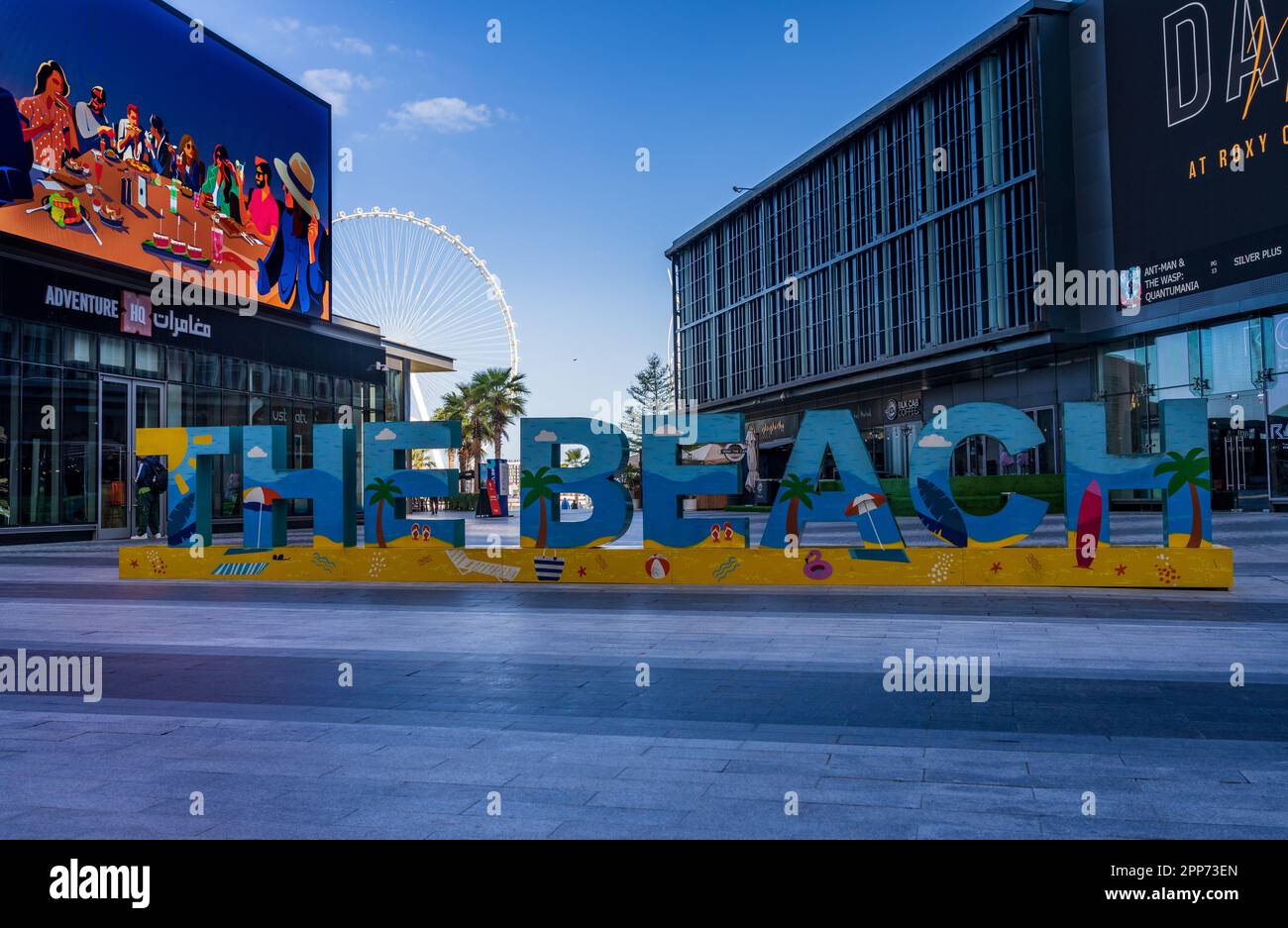 Dubai, Emirati Arabi Uniti - 2 aprile 2023: Colorato il cartello della spiaggia che accoglie i visitatori a JBR e marina Foto Stock