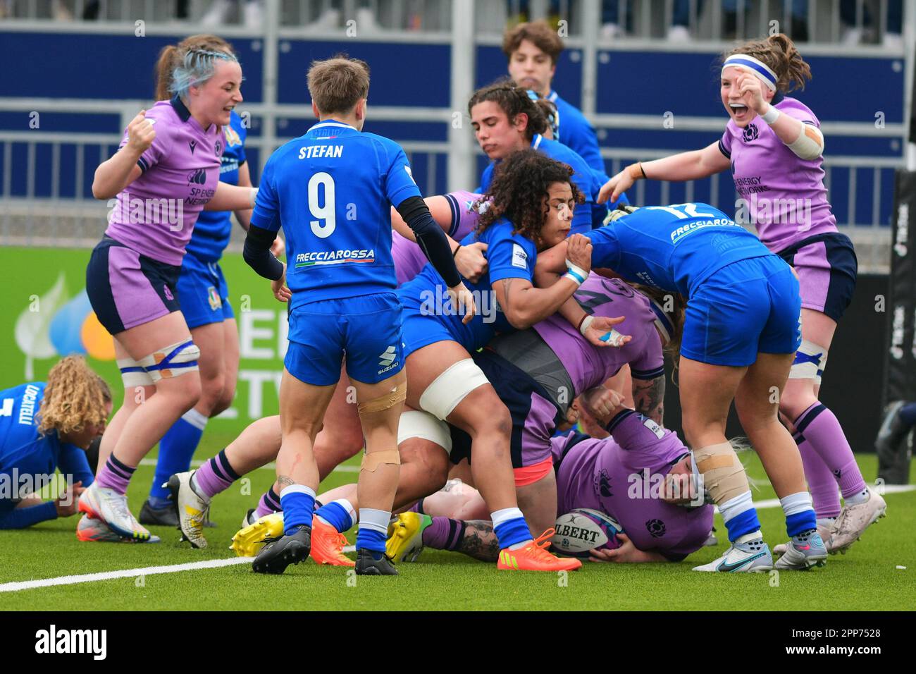 Edimburgo Scozia, Regno Unito 22 aprile 2023. Lana Skeldon segna la seconda prova per la Scozia nel 6 Nazioni Women’s Rugby contro l’Italia. credito sst/alamy notizie dal vivo Foto Stock