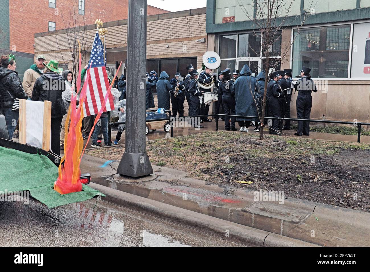 Sfidando la pioggia, un divieto di marcia si riscalda prima della loro partecipazione al 2023 St Parata del Patrick's Day nel centro di Cleveland, Ohio. Foto Stock