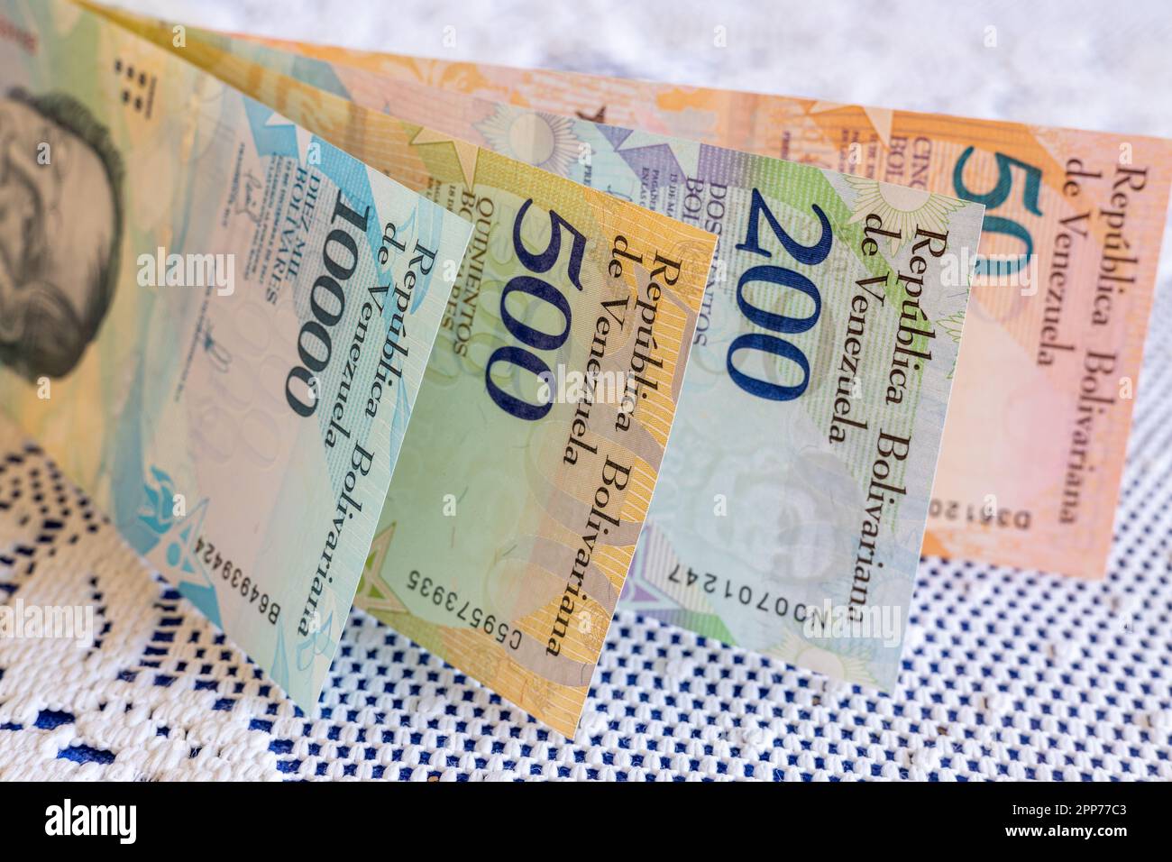 Denaro Venezuela, banconote Bolivares su tovaglia bianca a casa, spese di casa e concetto di bilancio familiare Foto Stock